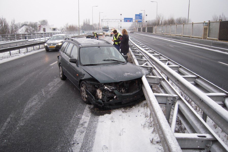 Ongeval door sneeuw A44 18,5 Leiden